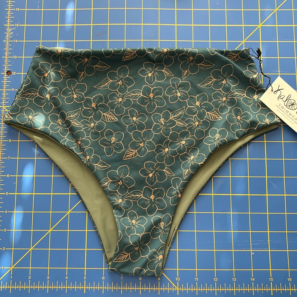 Kalokini Swimwear L Pixie Bottoms Jade Plumeria NWT